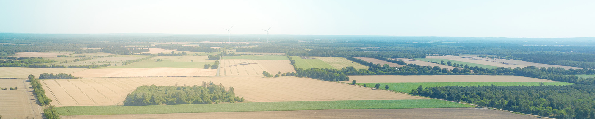 Luftbild der Region Heidmoor - das Foto zeigt eine Ackerlandschaft mit vereinzeltem Gehölz zwischen den braunen und grünen Feldern.